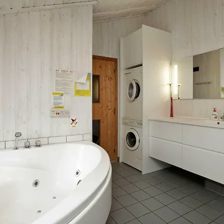Three-bedroom Holiday In 7